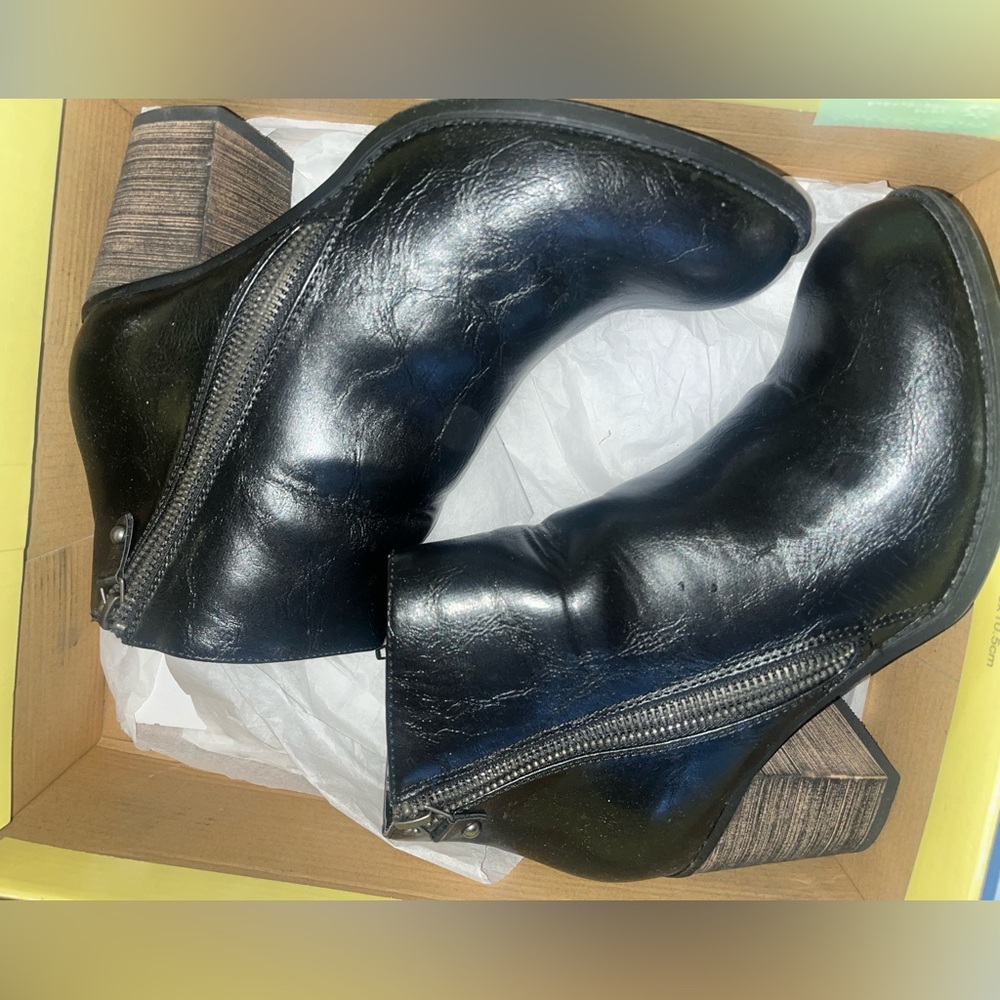 Woman’s booties Black 8.5